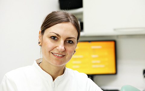 Prima assistente in chirurgia implantare - parodontale - conservativa estetica - ortodonzia